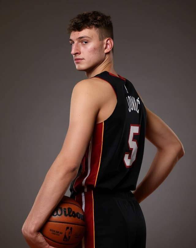 19岁全能前锋助队逆转火箭,斯通本有机会选他_尼古拉约维奇_季前赛