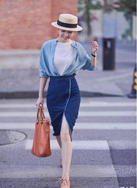 搭配示范四:休闲衬衫 包臀牛仔裙这一套上浅下深的蓝色系穿搭的亮点