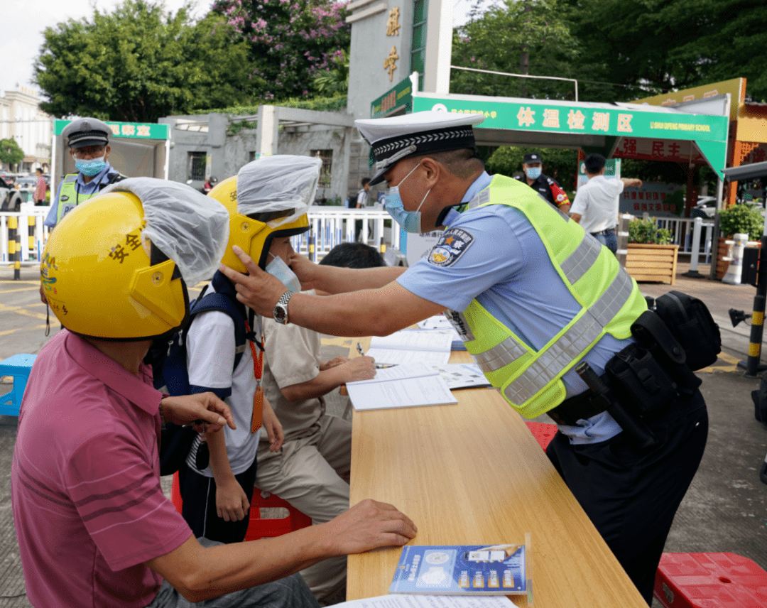 桂城交警中隊分別安排警力前往兩個摩電勸導站開展摩電宣傳整治工作