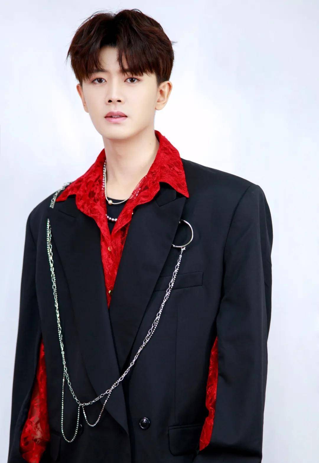 男星戴项链,我只看好王一博,任嘉伦,范丞丞_时尚_明星_款式