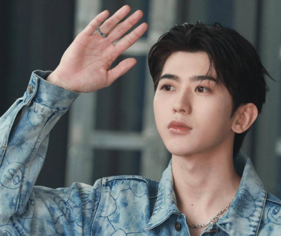 蔡徐坤《快本》生图,梳背头造型时尚,同期嘉宾还有高人气女明星_杨颖