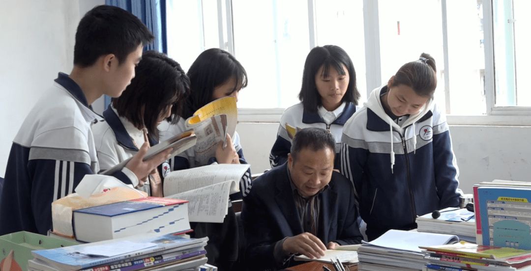 "安岳中学优秀高中语文教师陈家武,扎根教育一线,从村小,初中到高中