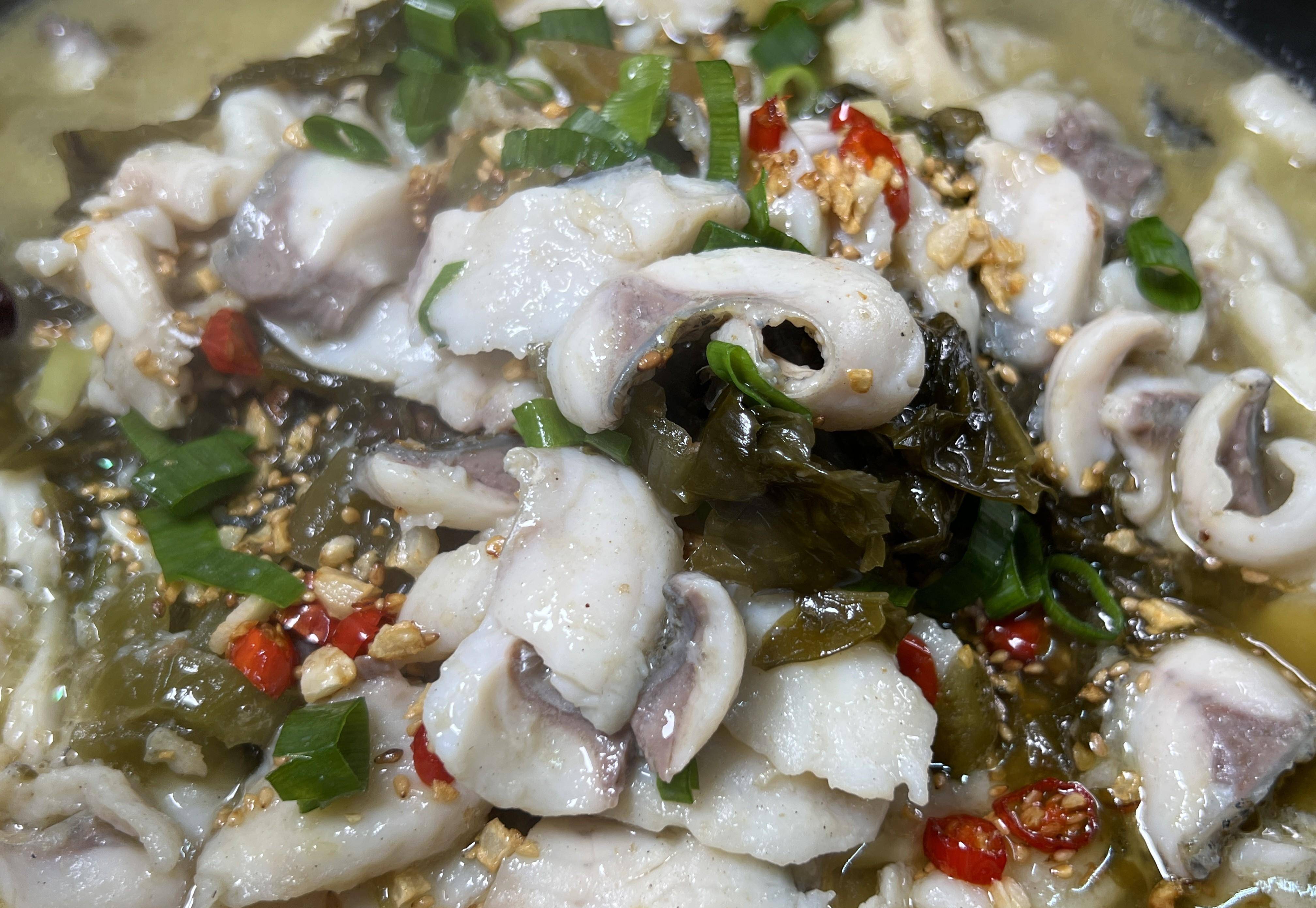 一条3斤草鱼,一袋酸菜,做能喝汤的酸菜鱼,鱼肉嫩滑,酸菜下饭_汤汁