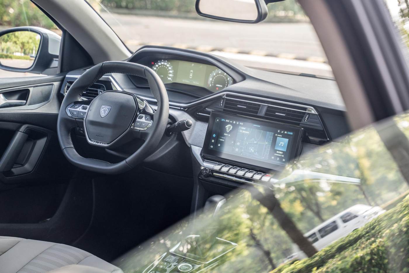 弹车评测:全新标致408,精准驾控之外更智能了,你会买吗?