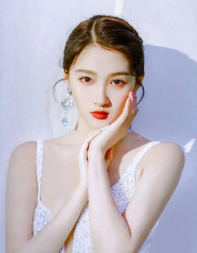 24岁关晓彤,容颜耐看身材有料,邻家女孩变身感女神了_盛典_澳门_明星