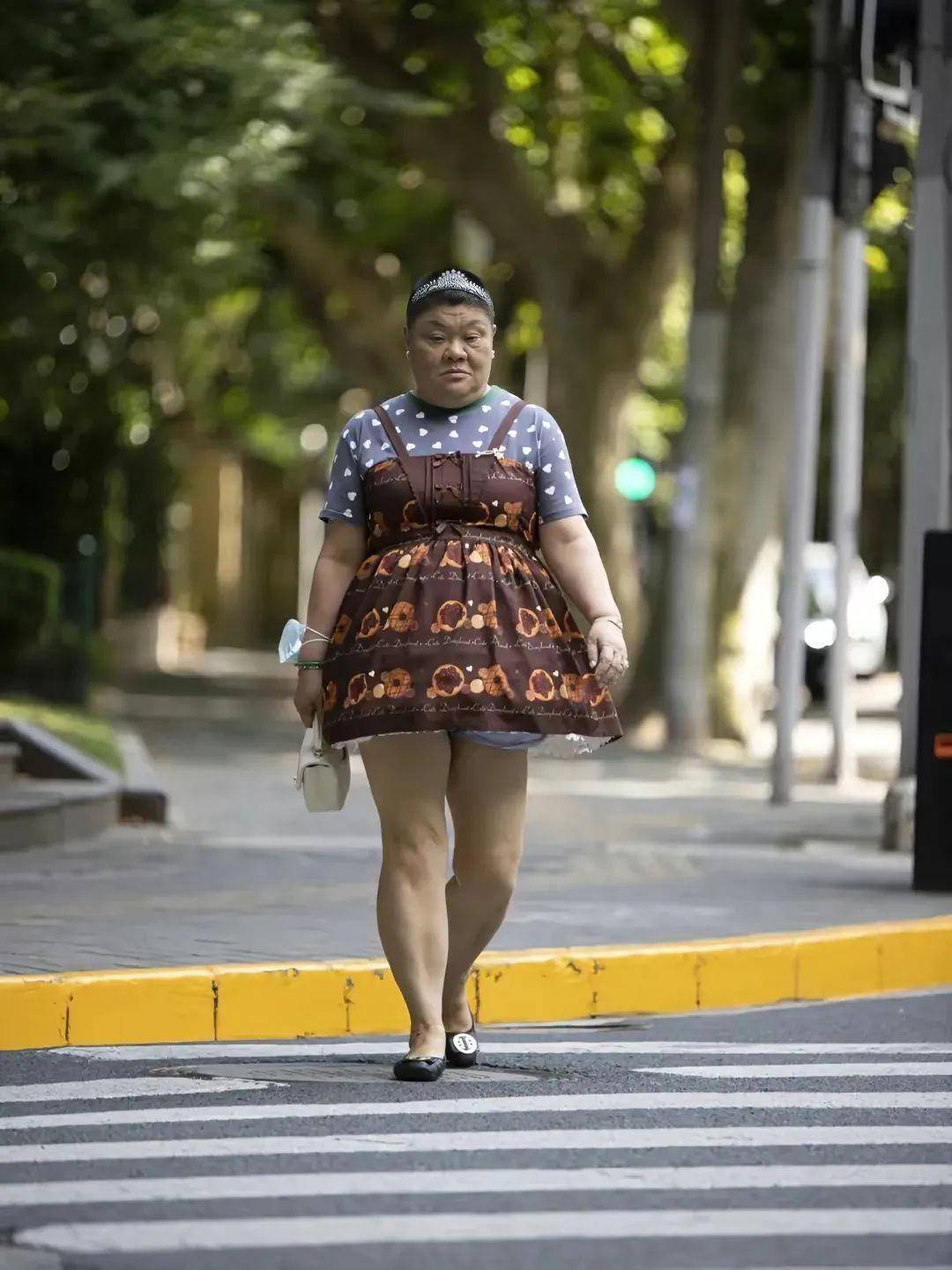 50岁上海老阿姨走红网络,曾因酷爱穿洛丽塔衣服,被网友嘲笑!