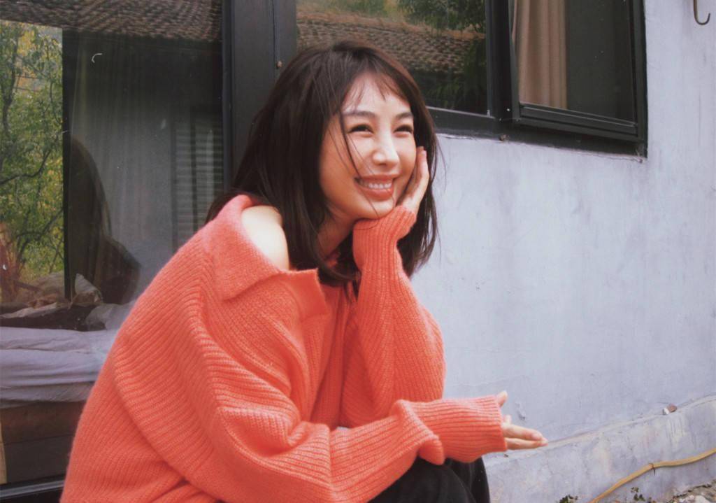 李菲儿发布秋日随拍 露香肩灿笑笑容明媚_笑容_李菲儿
