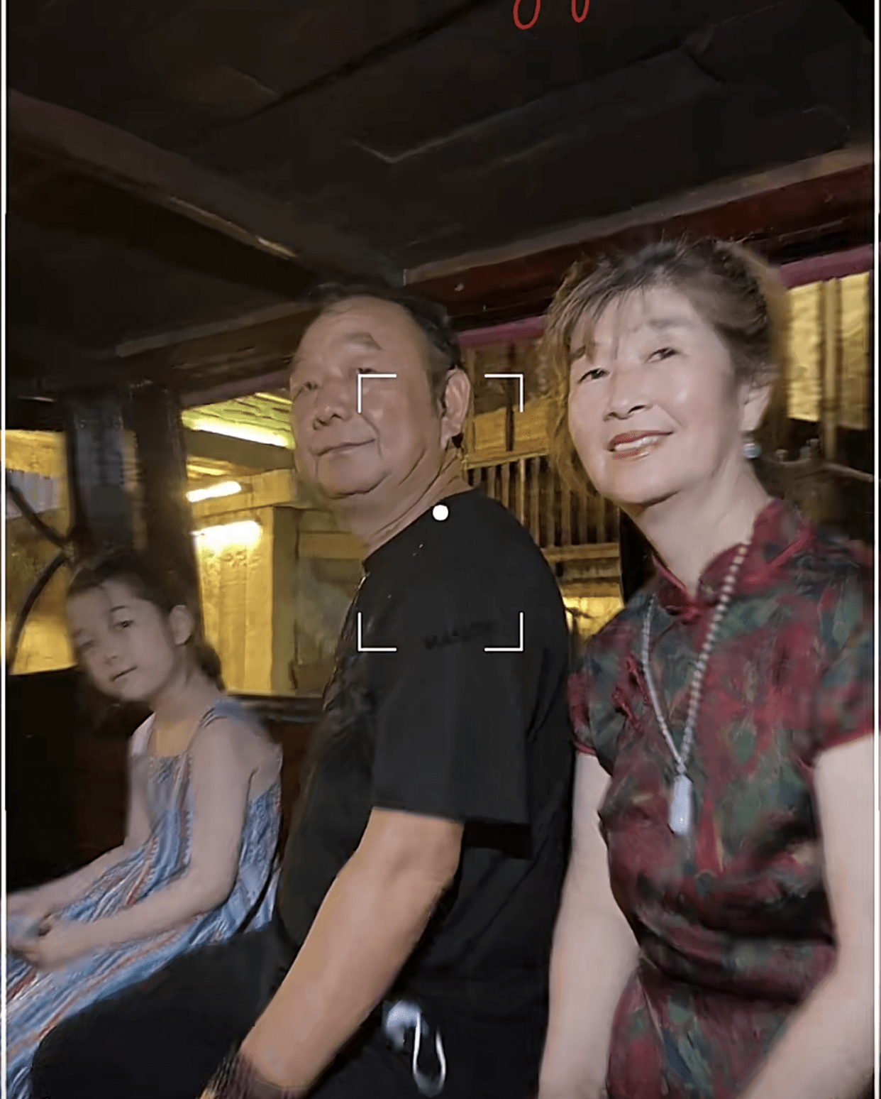 吴雅婷假期带儿女回老家,豪宅曝光超气派!