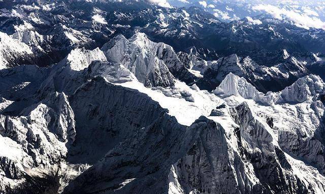 喜马拉雅山脉没有山根，是如何支持巨大山体，至今都能维持平衡？