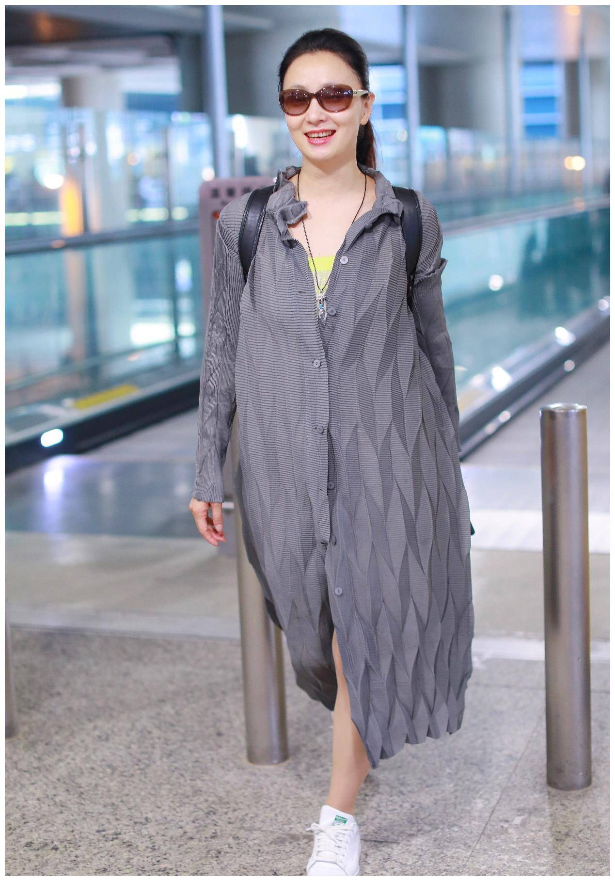 47岁陶虹气质不减,穿衬衫裙配小白鞋清新优雅,扎起高马尾更减龄_风格