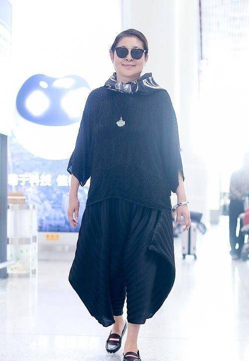 倪萍瘦下来穿衣是好看了,但是脸下垂的很明显,真实的奶奶状态_照片