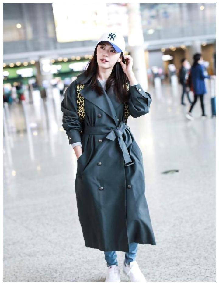 最佳女演员姚晨火了,白衬衫配拖地裤也高级,颜值穿搭《都挺好》_穿着