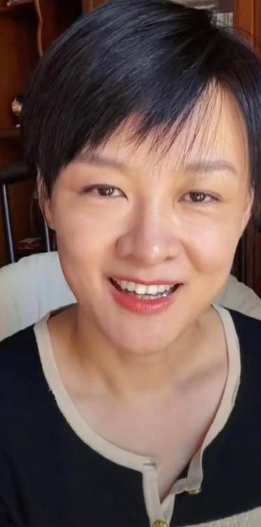 央视主持李小萌素颜出镜,肤色暗沉像老太太,跟电视里差距很大!