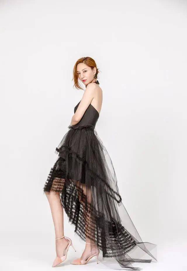 曾当众展露,高处坠落受伤,差点加入twins,她的人生太精彩_郑希怡_舞台