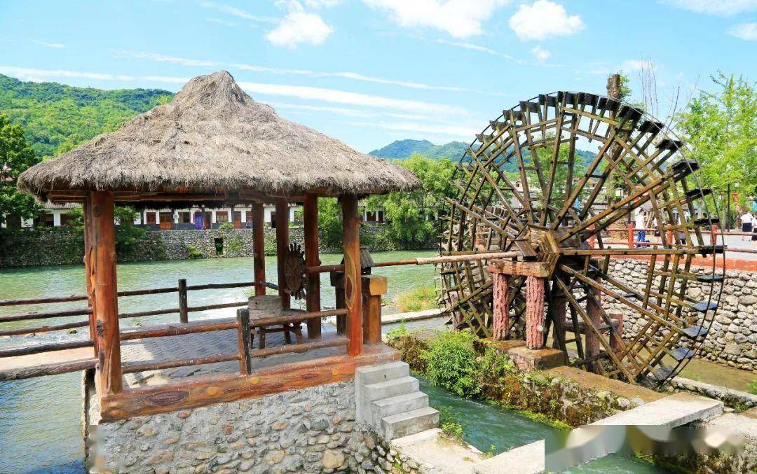 茶马古吊桥旁边是水车及水磨坊.