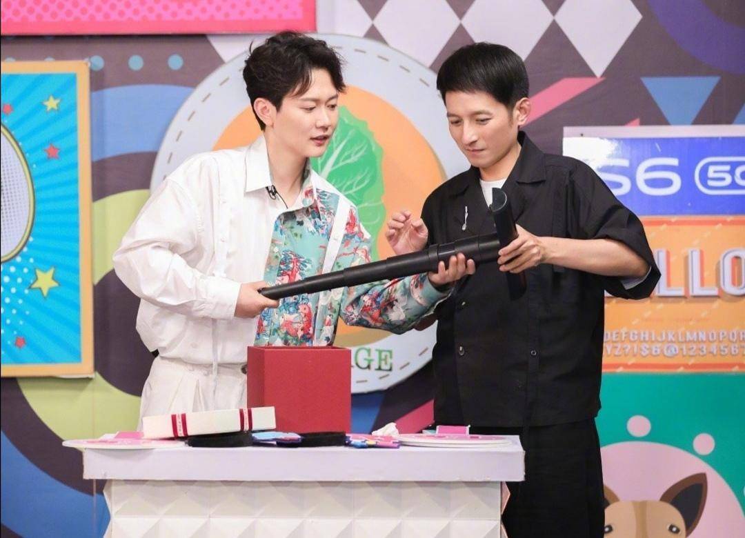 孟鹤堂不怕挨踢,去快乐大本营说谐音梗,调侃师父郭德纲_相声_作诗