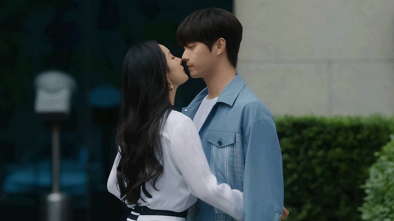 杨幂与小9岁许凯拍吻戏,霸总气质把男方整害羞_画面_网友_片场