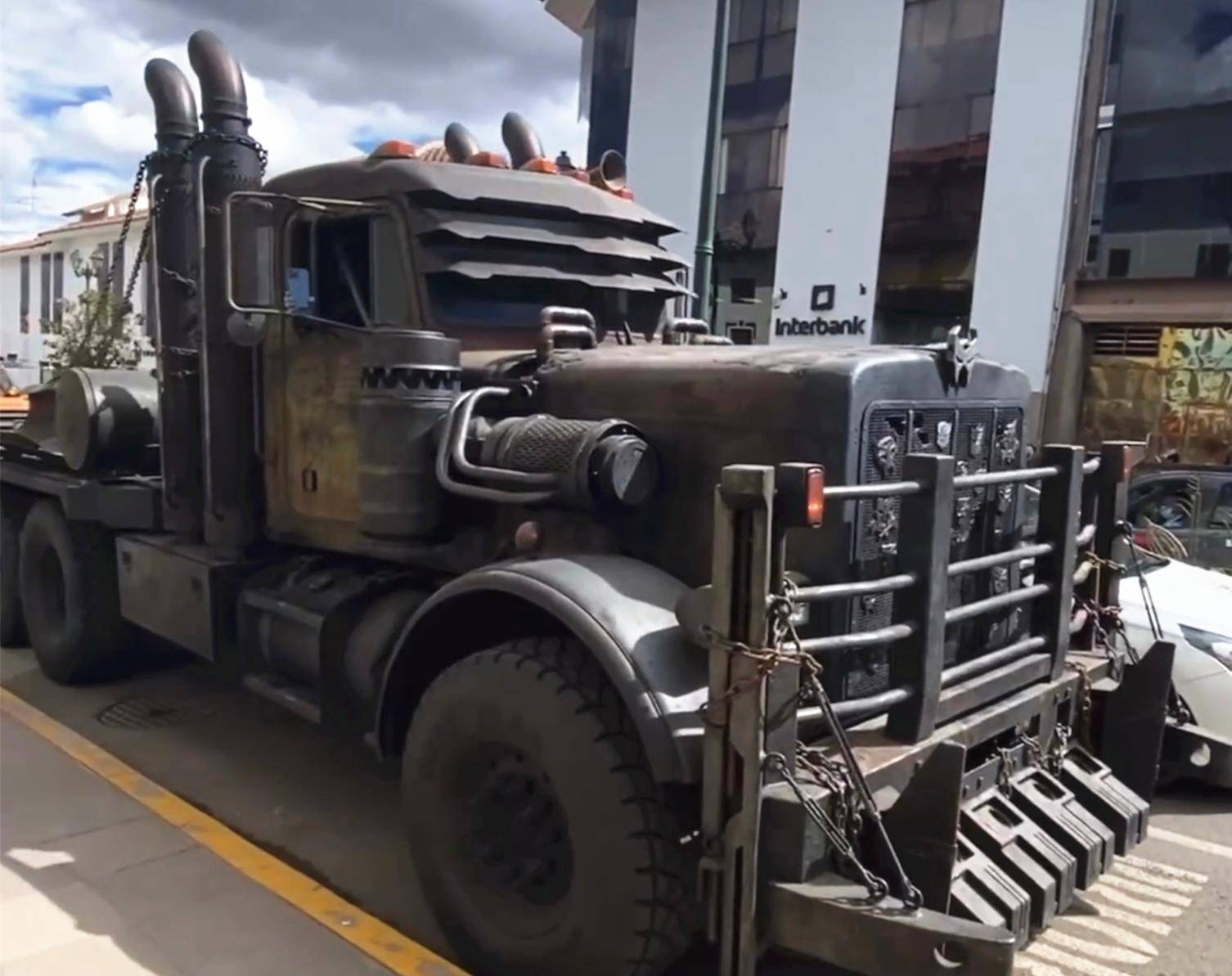 《变形金刚7》曝新片场照,"犀牛""黄豹"登场,反派大杀四方_阵营_标志