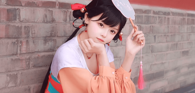 此后,九龄的视频都是以男友视角去观察女友,看她在