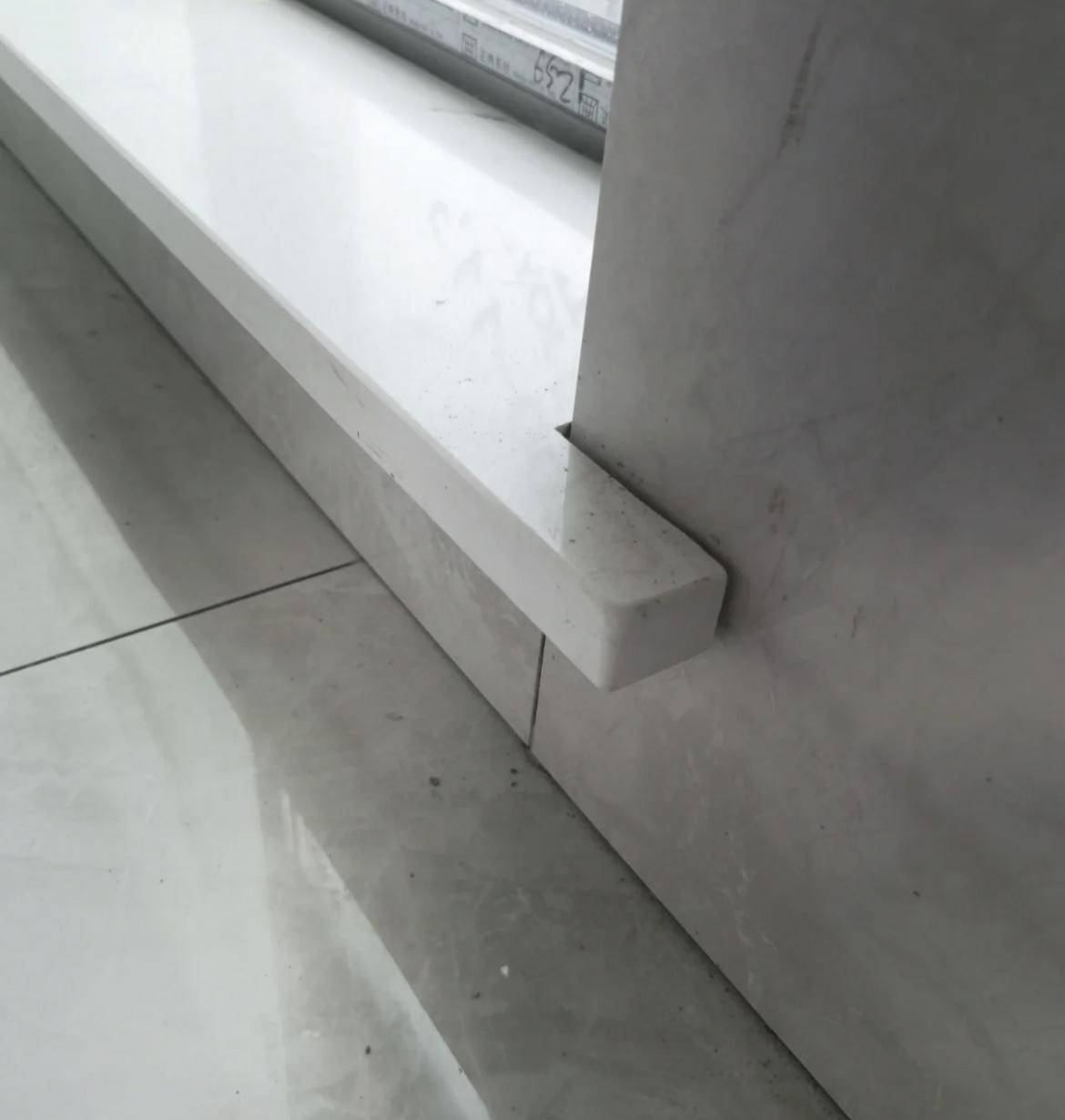 建议:想要窗台石极简,必须拒绝下挂和耳朵,安装时,让台面突出墙面3mm