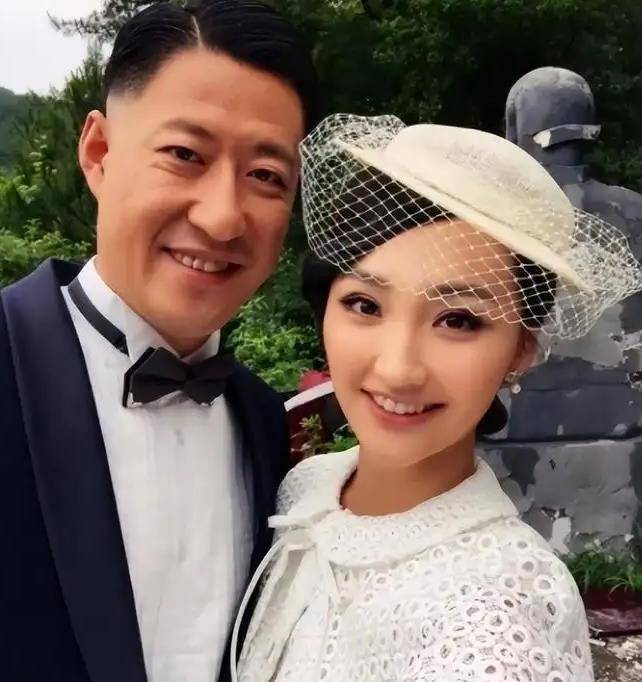 嫁给大13岁的于震,婚后连生三胎,如今婚姻状况如何_方柏霓_因为_大学