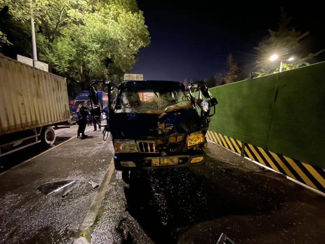 黄石:凌晨迎宾大道突发车祸 1人被困!_驾驶员_救援_事故