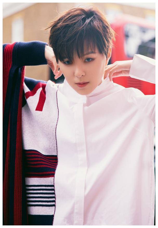 有种"惊艳"叫杨芸晴,穿一半衬衫一半毛衣,粉丝:老公娶我_杨云_黑色