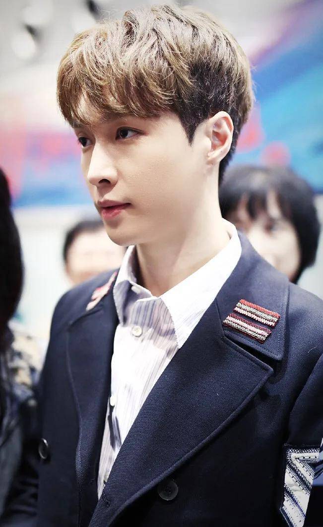 张艺兴娱乐圈的制服高手!_气质_标准_感觉