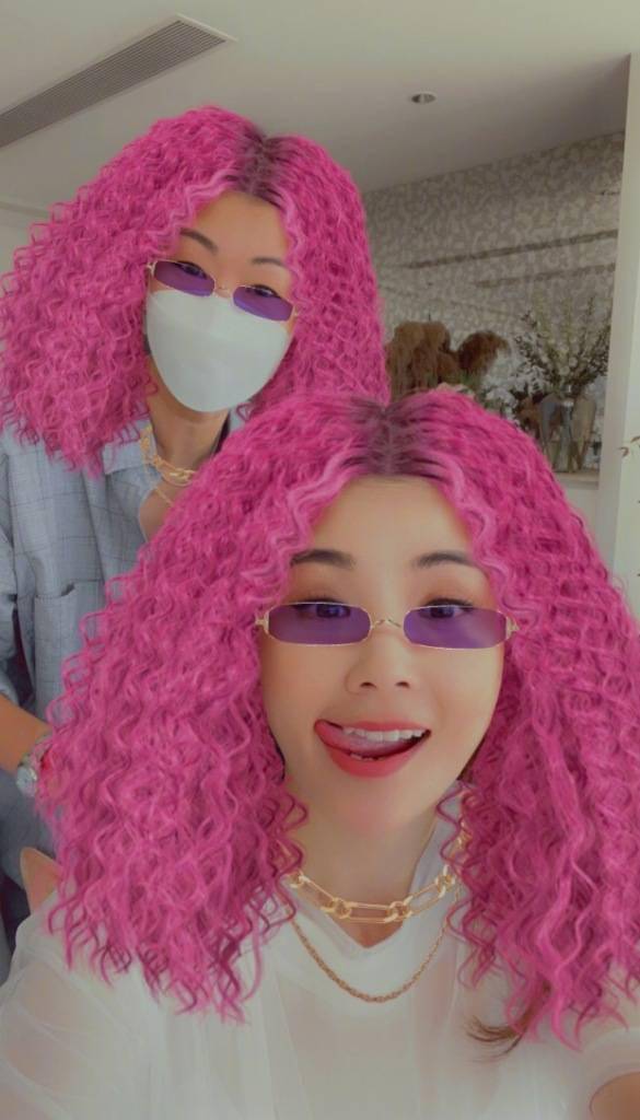 蔡卓妍晒搞怪自拍 称粉色爆炸头造型灵感来自张蔷_切换_造型_粉色