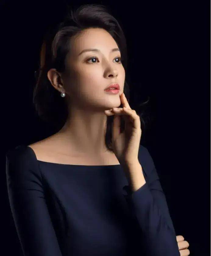 她是知名主持人,经历感情失败后半退圈,如今44岁仍单身_芳菲_王益