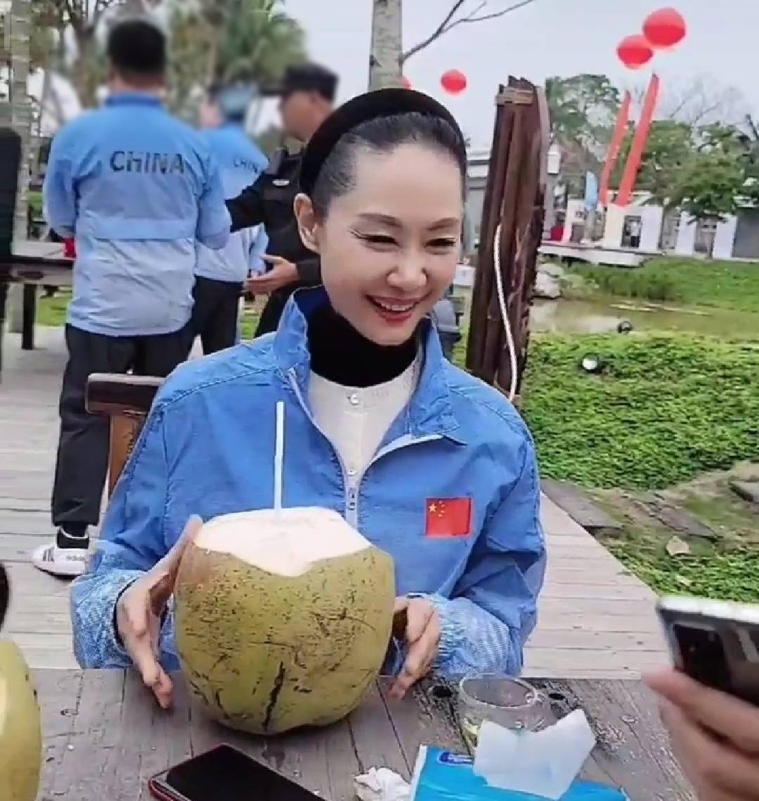 于文华自己补鞋穿,素颜真实自然,是歌唱家也是个普通老年人!