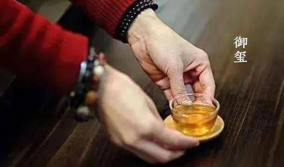 手触碰到杯沿有的人给客人递茶杯时,没有留意拿杯子的手势,直接就随手