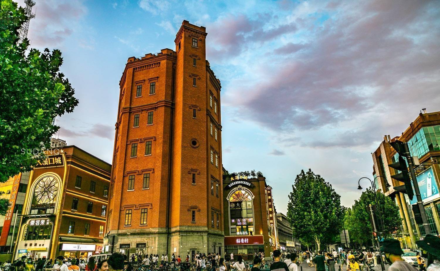 汉口水塔美食街人气旺盛,物价与户部巷差不多_江汉路_小吃街_美味