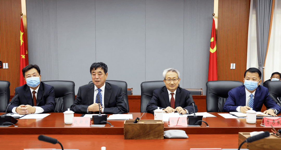 县政府副县长张晴主持签约仪式