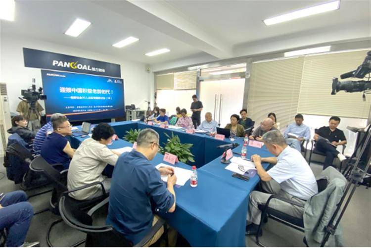 “围着孙子打转”的老人：调查称94%以上在不同程度养育孙辈_社会研究院_陈月香_孩子