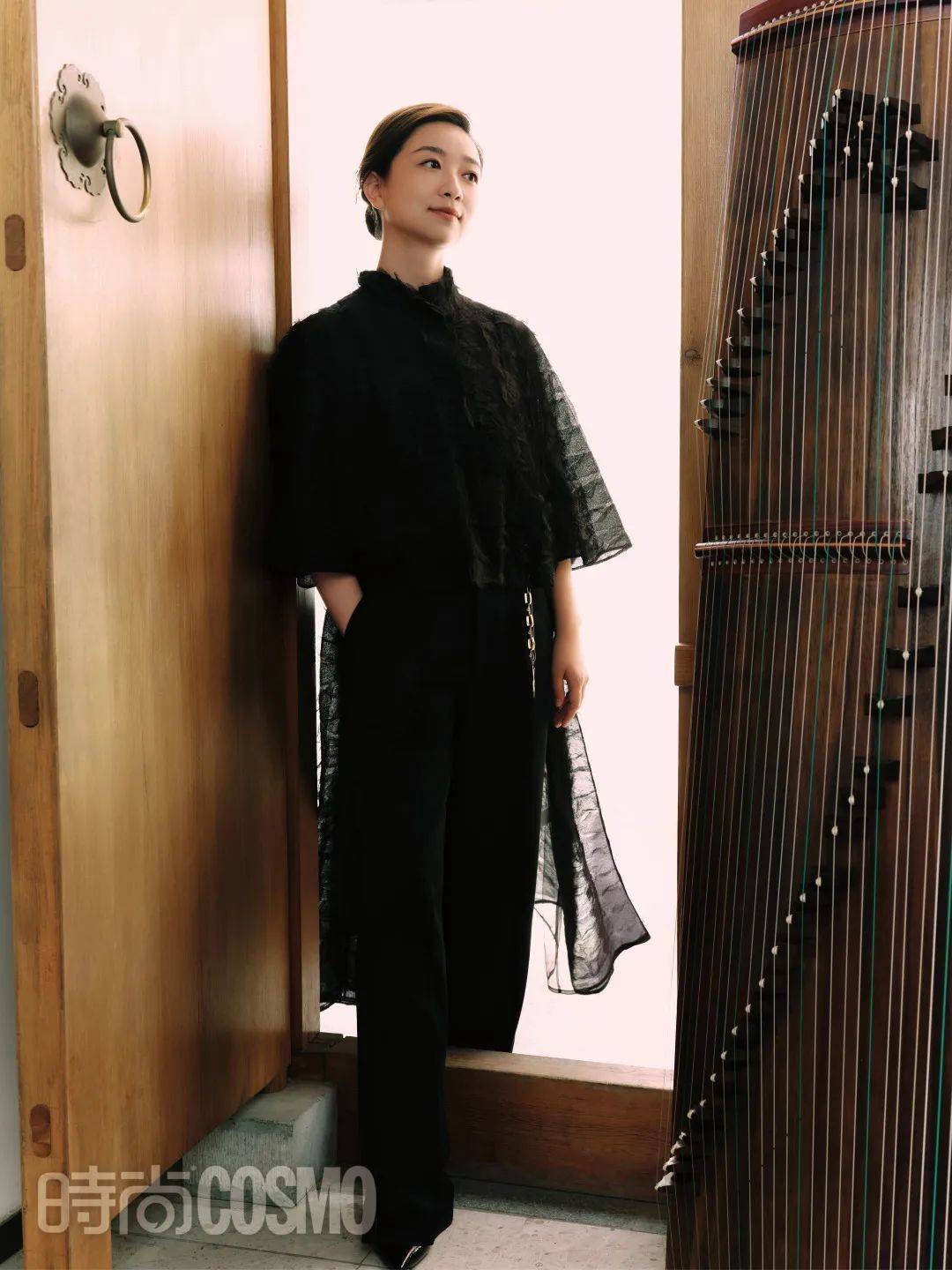 缪青在中央音乐学院的导师李萌教授，是当代中国古筝界的领军人物，她在传统21弦筝的基础上研发的多声筝