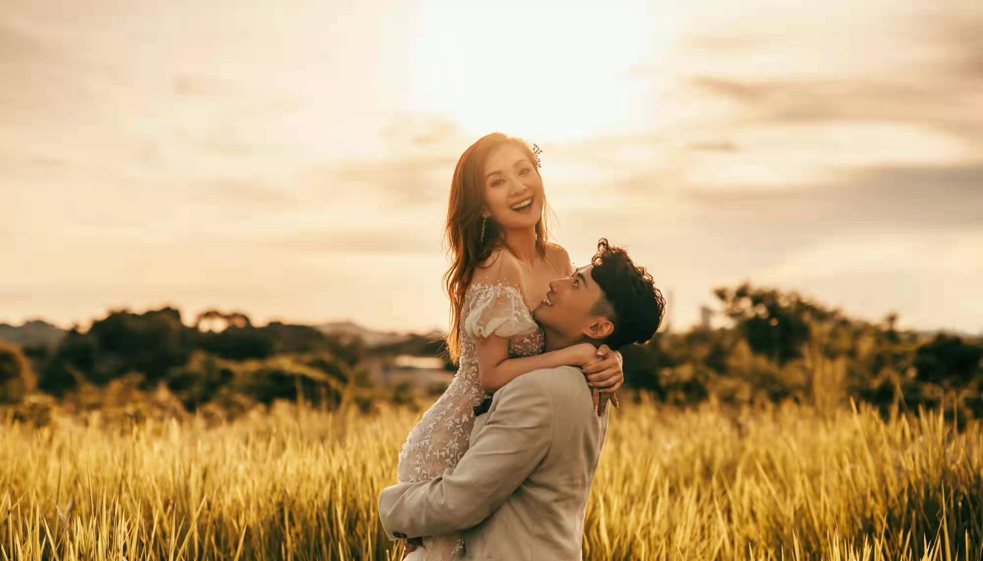 照片中,戴梦梦被老公一把抱起,她穿着婚纱看向镜头,脸上满是幸福的