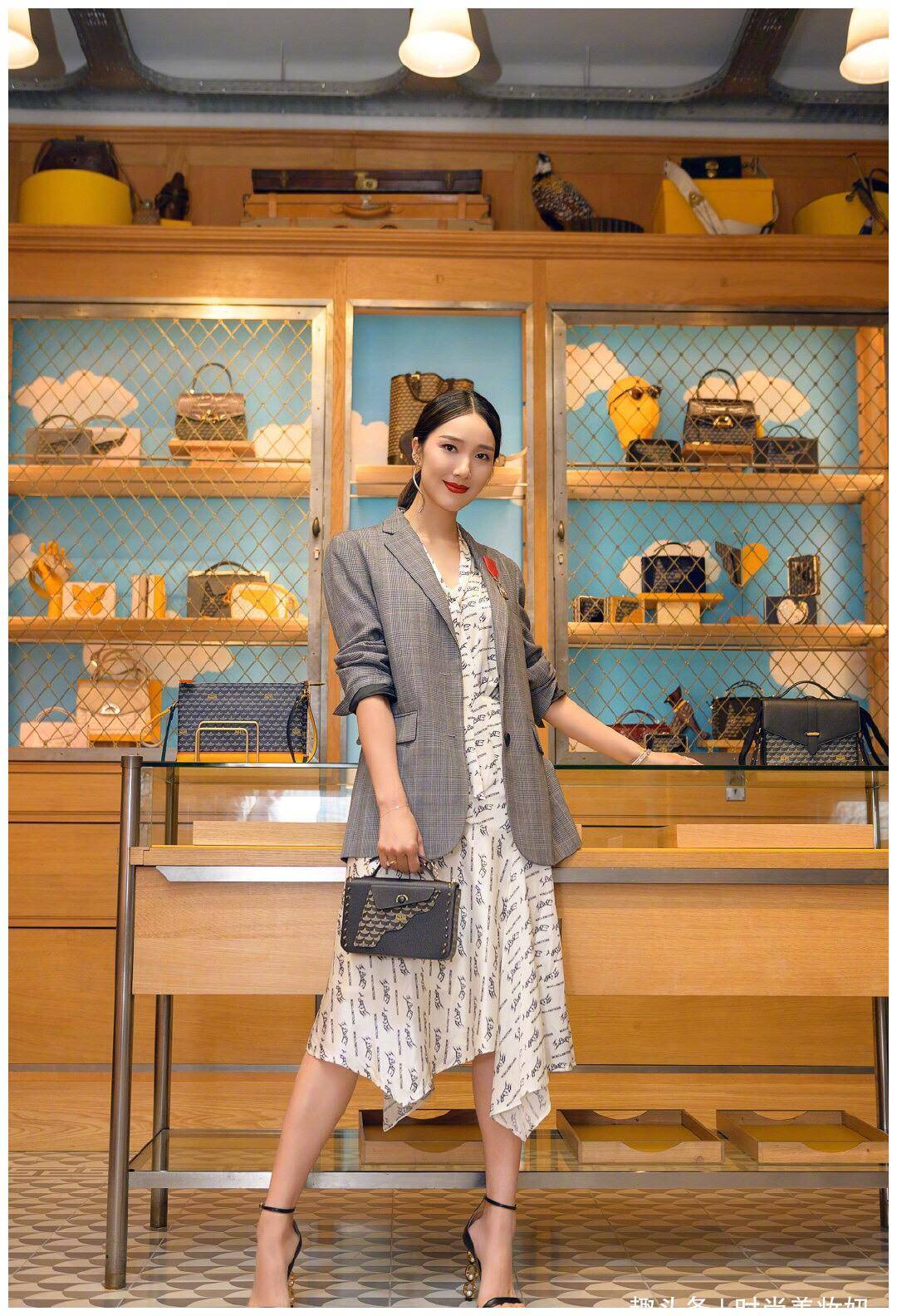 王祖蓝携妻子一起营业,李亚男穿西装短裤秀出大长腿,甜蜜很恩爱_风格