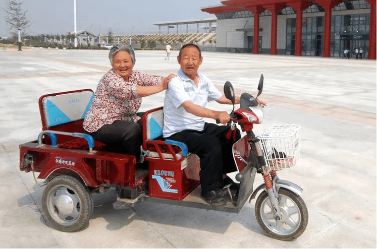 宗申推出一款70岁老年人也能骑的三轮车:有雨棚,有资质,能上路