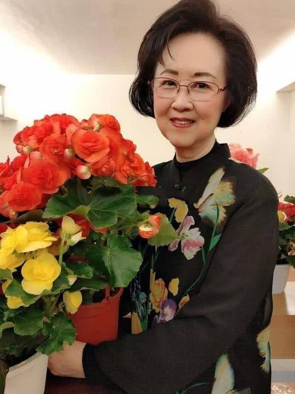 84岁琼瑶现身赠树活动!