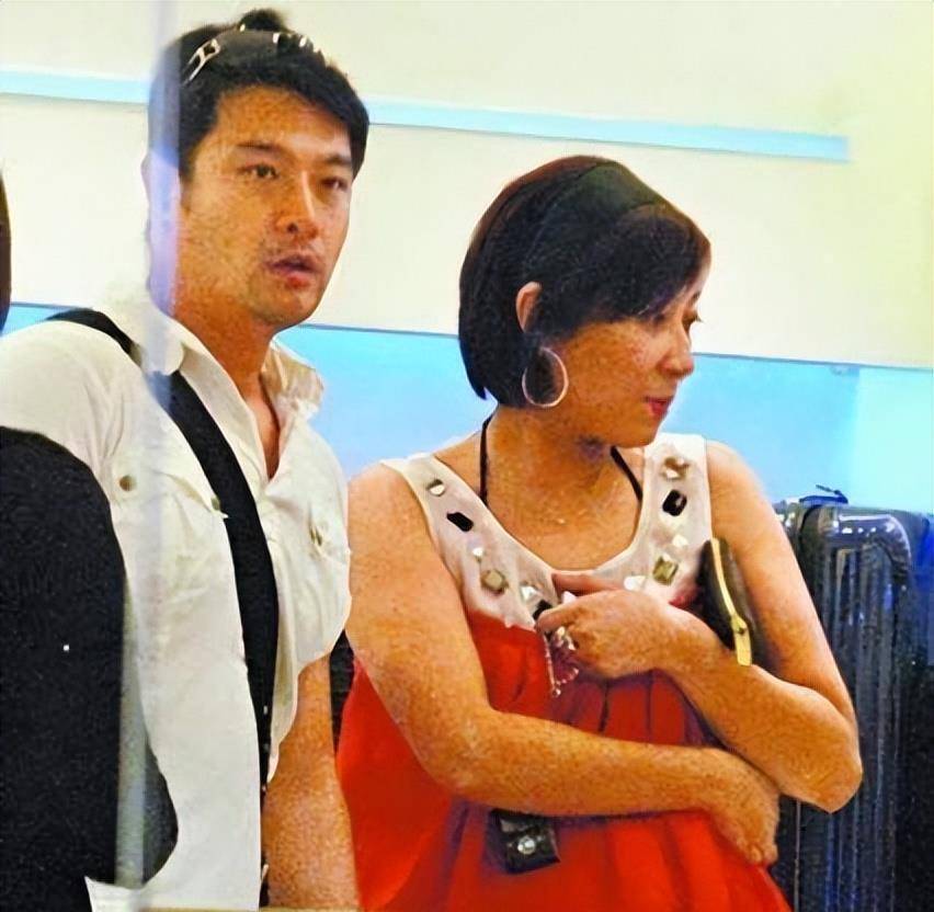 黄维德:哭述"牵手门"被冤枉,现伊能静家庭美满,他怎么样了?