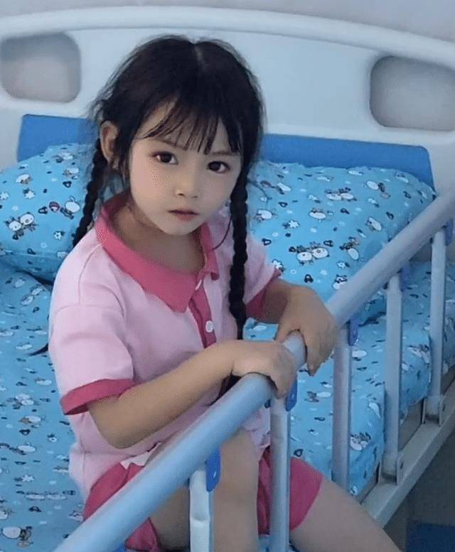 蓝妮妮:颜值逆天却身患罕见疾病,生活不能自理却成百万网红_父母_视频