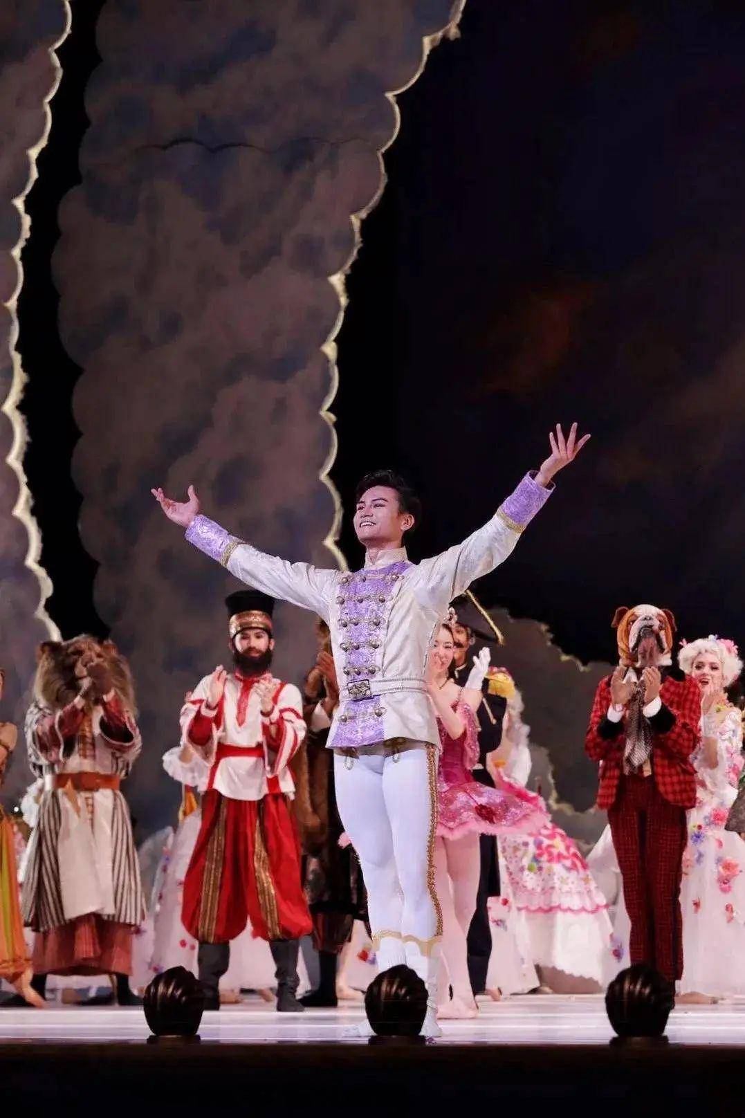 外界也开始注意到这位芭蕾舞界的新星,荣誉相继而来.