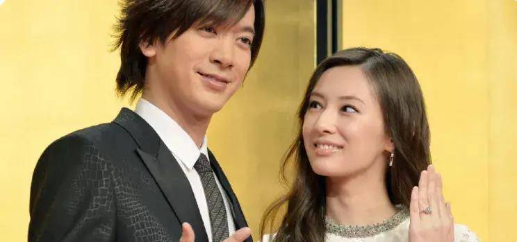 石原里美过去曾与山下智久,佐藤健,小栗旬等国外男星传绯闻,又曾被爆
