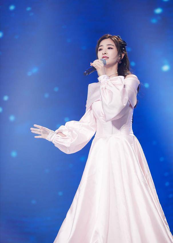 张含韵自由切换甜酷风,穿红色刺绣吊带修身裙,衣品时尚感爆棚_的设计