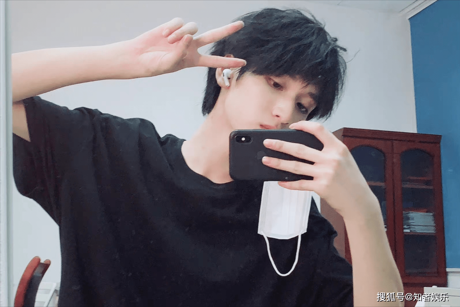 严浩翔晒自拍照,眉毛变化成为焦点,拍照姿势被指太敷衍_照片_宋亚轩