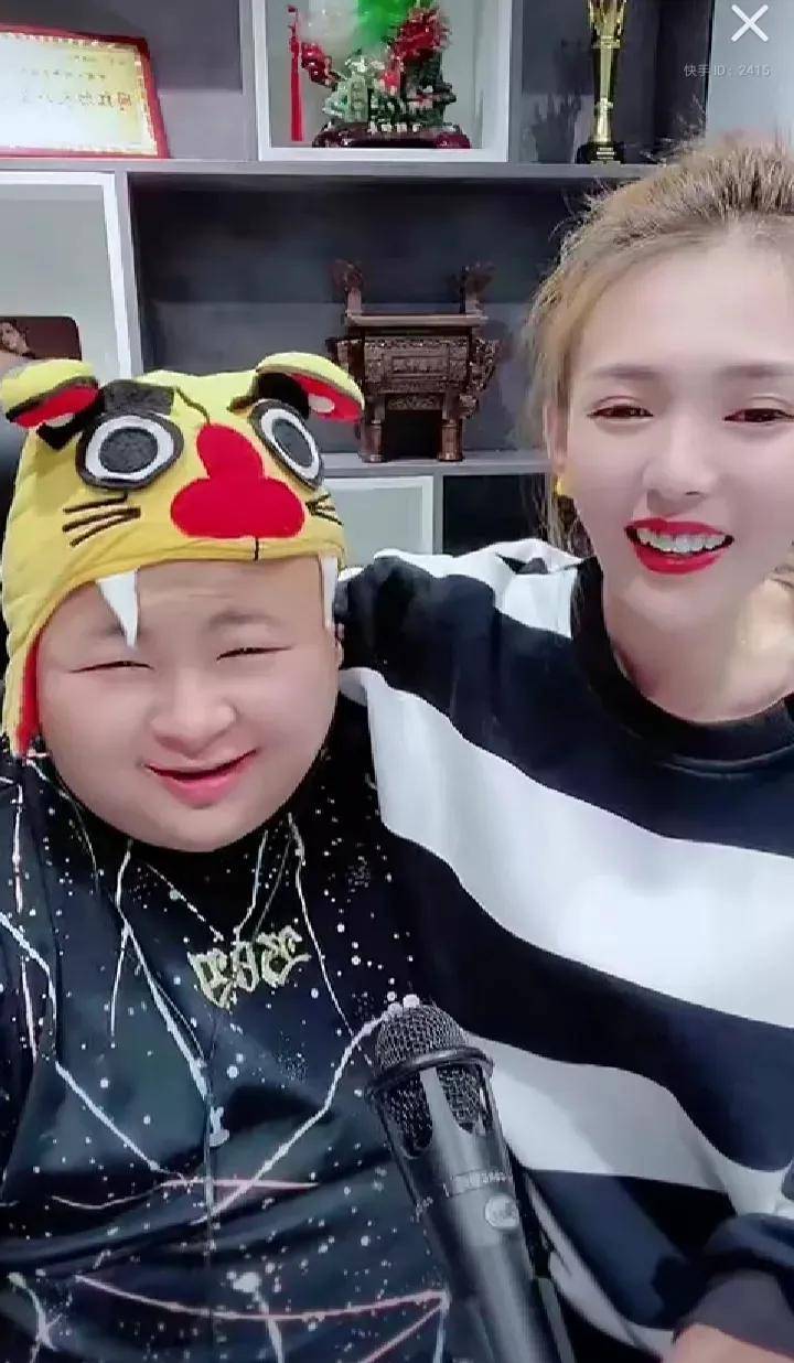 网红二子爷真狗,发寻人启事,把狗皮膏药倪海杉玩坏了_直播_热度_倪海