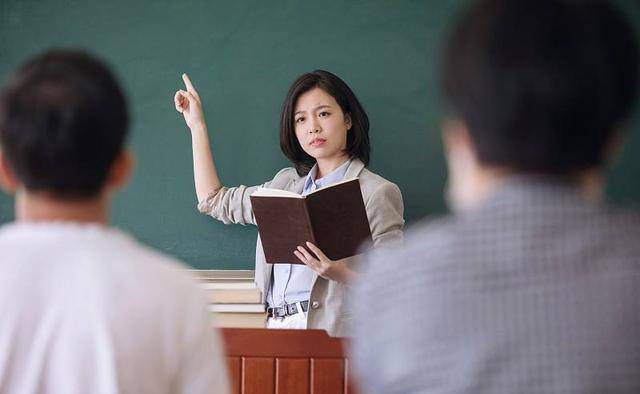 高校毛概女教师走红,教学能力获学生好评,网友:才华和美貌并存_大学生