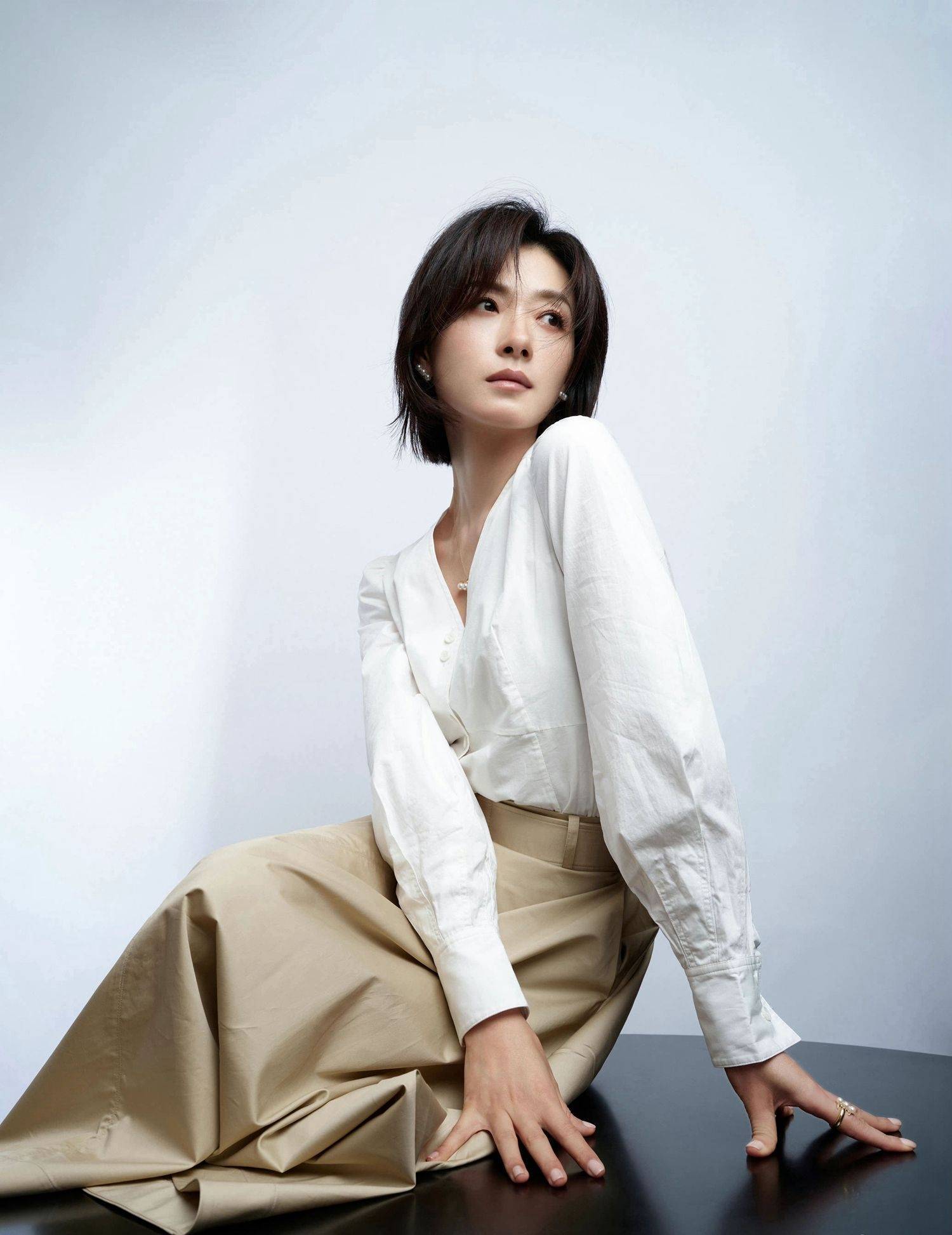 万茜白色衬衣职业风写真_职业_衬衣_白色