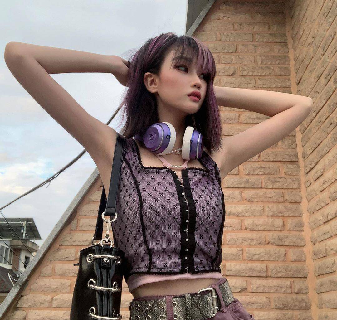 坏坏女生的暗黑系穿搭,真人芭比国外女生的反差穿搭,帅气又炫酷_时尚